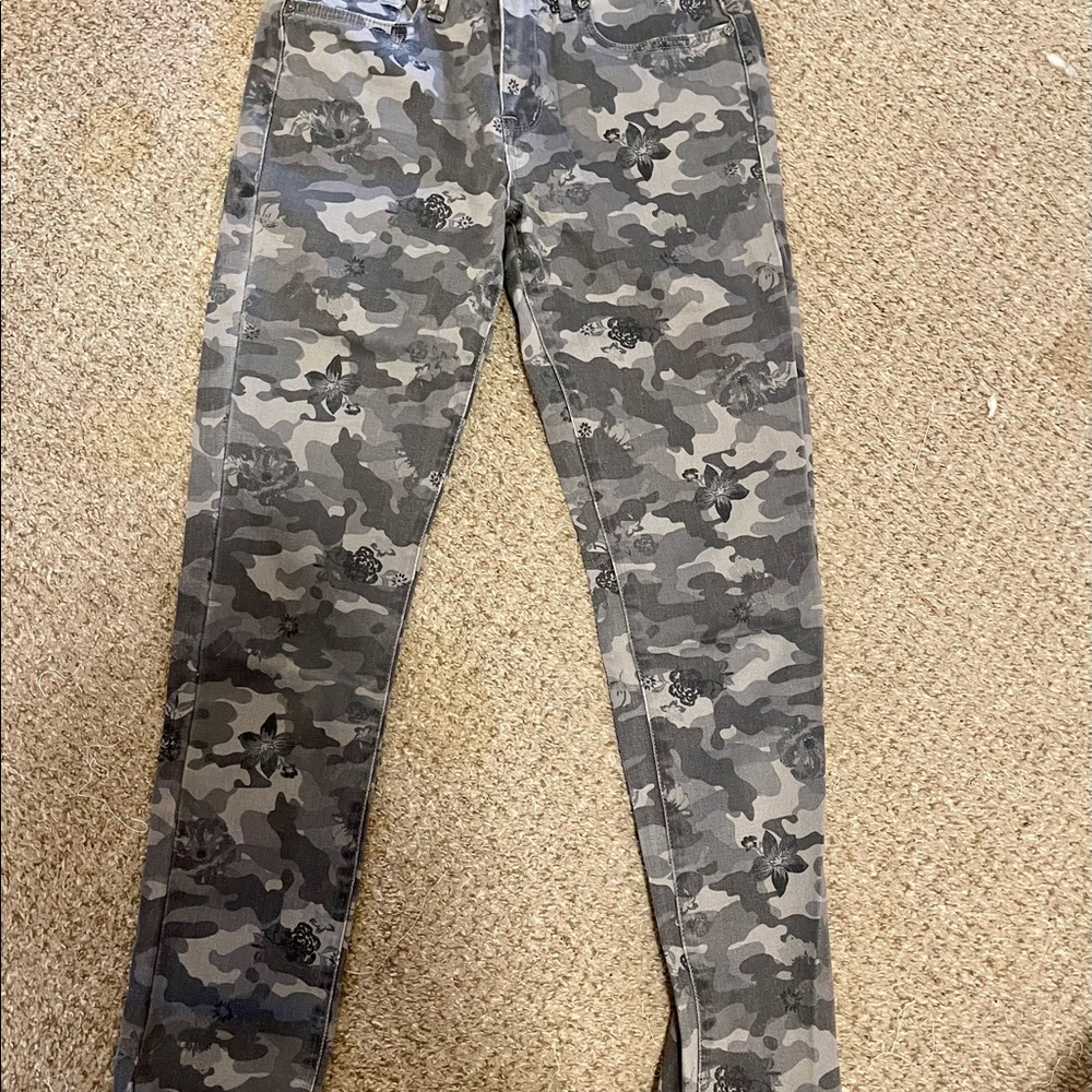 Seven gray camo with flowers print jeans size 4